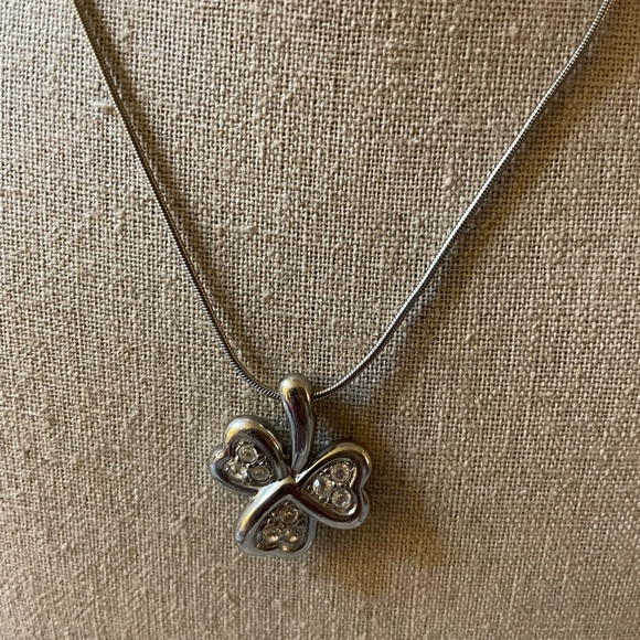 Pierre Balmain rhodium plated and Swarovski crystal shamrock necklace - Picture 1 of 3